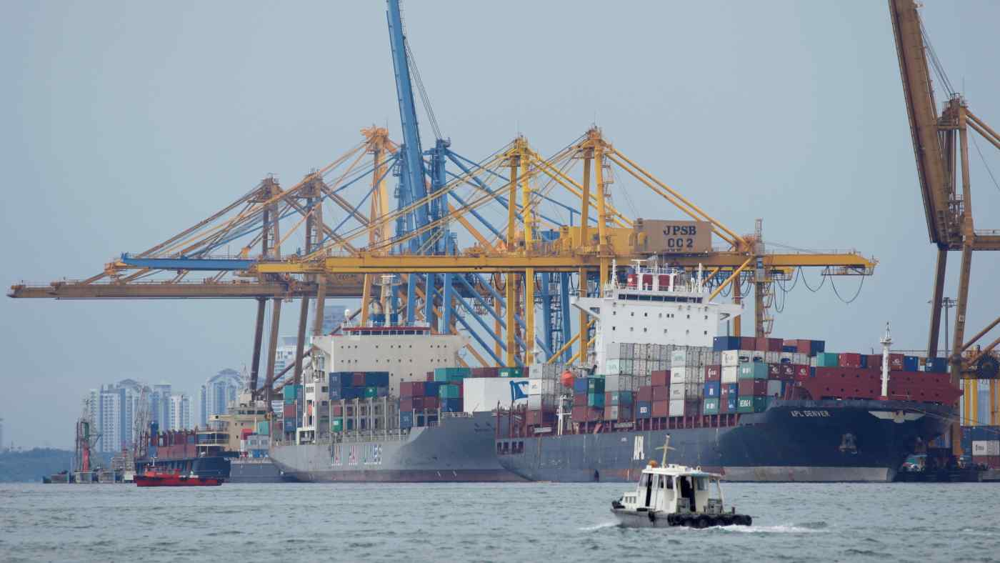 Các container tại một cảng ở Malaysia. Xuất khẩu của quốc gia Đông Nam Á tăng 63% trong tháng Tư. © Reuters