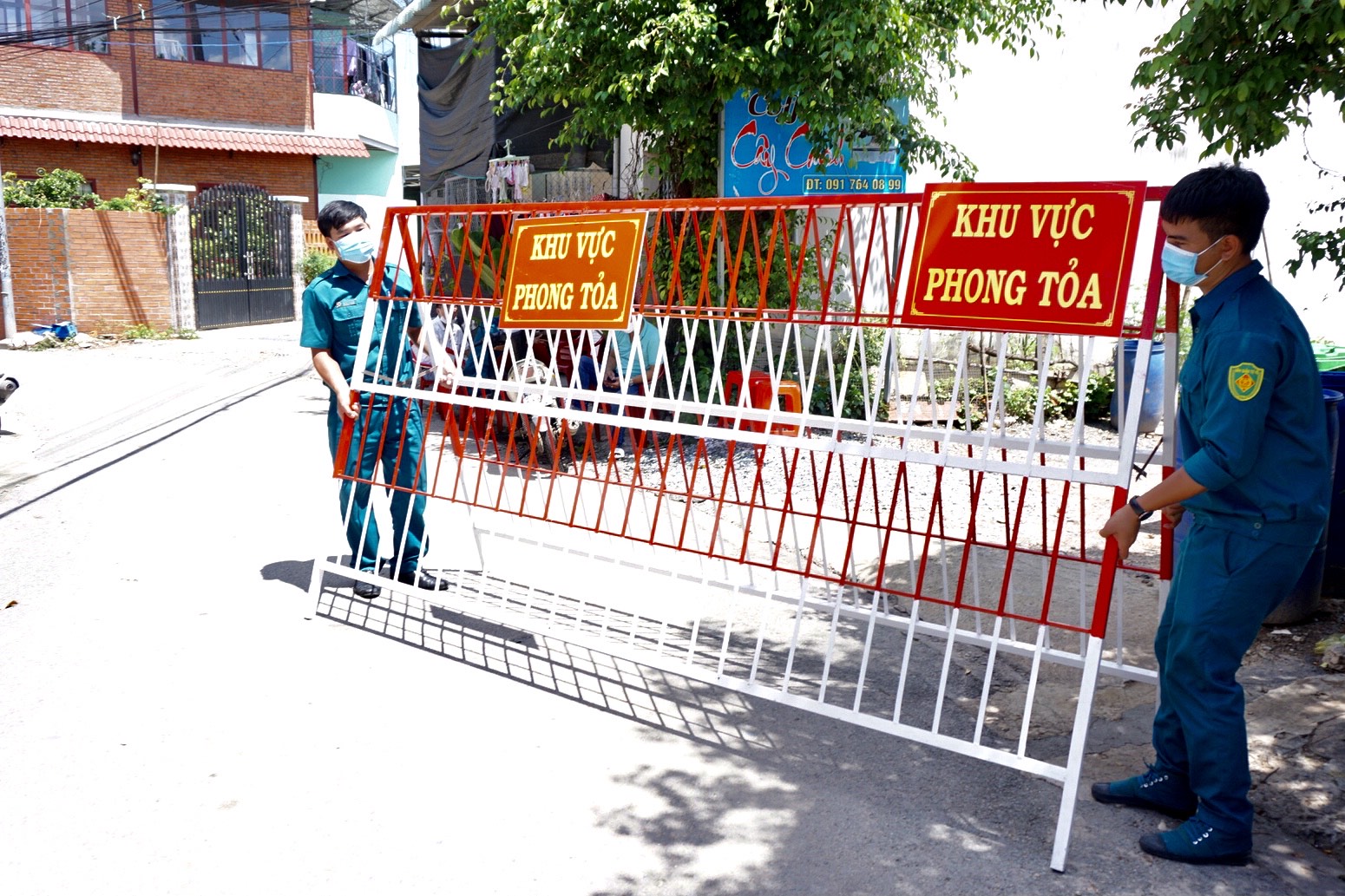 Thành phố Thuận An thực hiện phong tỏa tạm thời khu vực các ca F0 đến tại khu phố Bình Quới B, phường Bình Chuẩn. Nguồn ảnh: VGP