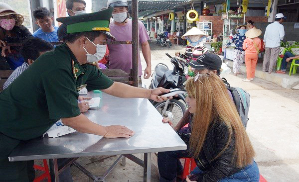 Bộ đội Biên phòng Kiên Giang tiến hành kiểm tra thân nhiệt người dân