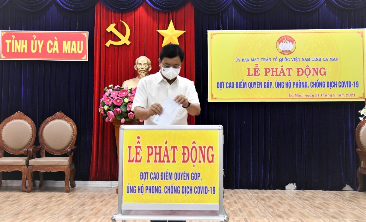 Đồng chí Nguyễn Tiến Hải, Bí thư Tỉnh ủy quyên góp, ủng hộ quỹ phòng, chống dịch Covid-19.