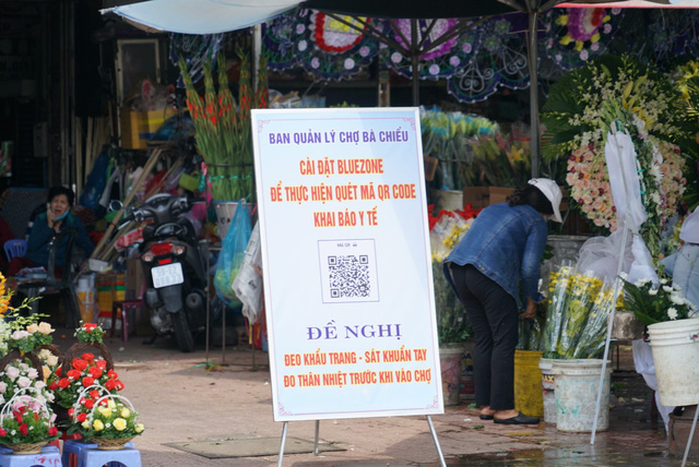 Tại cổng chợ cũng được để bảng nhắc nhở người dân thực hiện đúng thông điệp 5K
