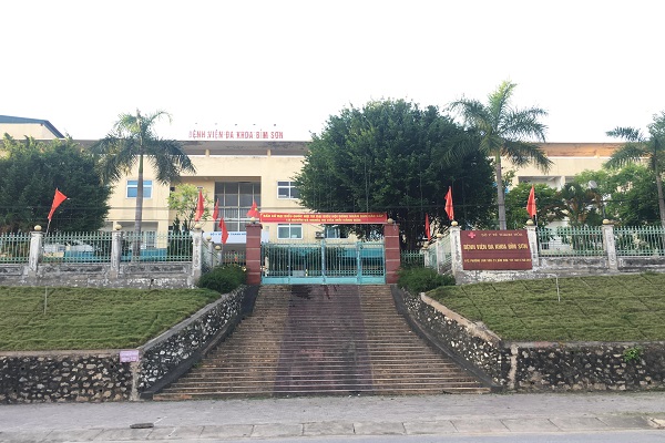 Hai công nhân Công ty CP xi măng Bỉm Sơn bị tai nạn lao động nghiêm trọng đã được Bệnh viện Đa khoa Bỉm Sơn chuyển lên Bệnh viện Việt Đức để tiếp tục điều trị