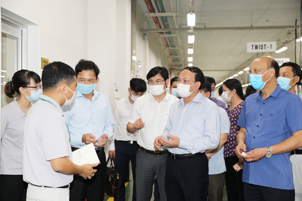 Kiểm tra công tác phòng dịch tại Nhà máy Sản xuất hệ thống dây dẫn và các cụm thiết bị điện ô tô Yazaki.