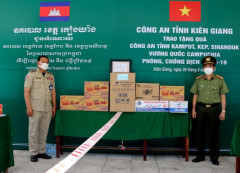 Kiên Giang: Công an tỉnh tặng quà phòng, chống dịch Covid-19 tại Campuchia
