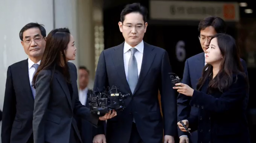 Người thừa kế Samsung Lee Jae-yong (giữa) giàu thứ hai Hàn Quốc. Ảnh: Reuters.