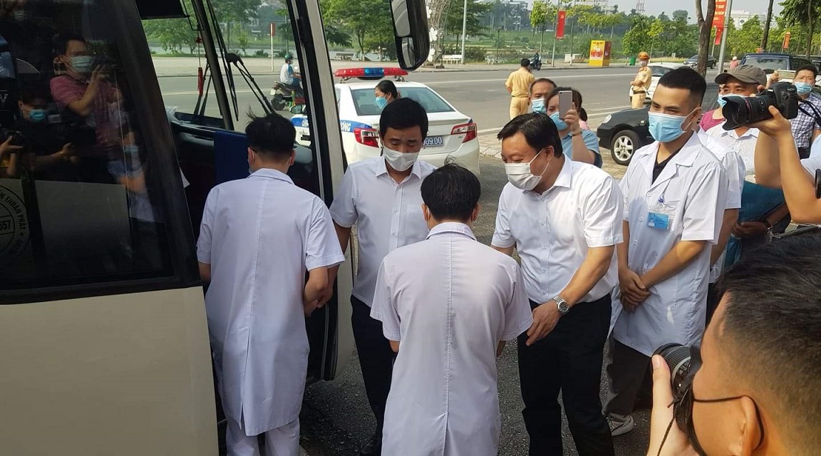 Lãnh đạo Sở y tế Phú Thọ tiễn các tình nguyện viên lên đường làm nhiệm vụ