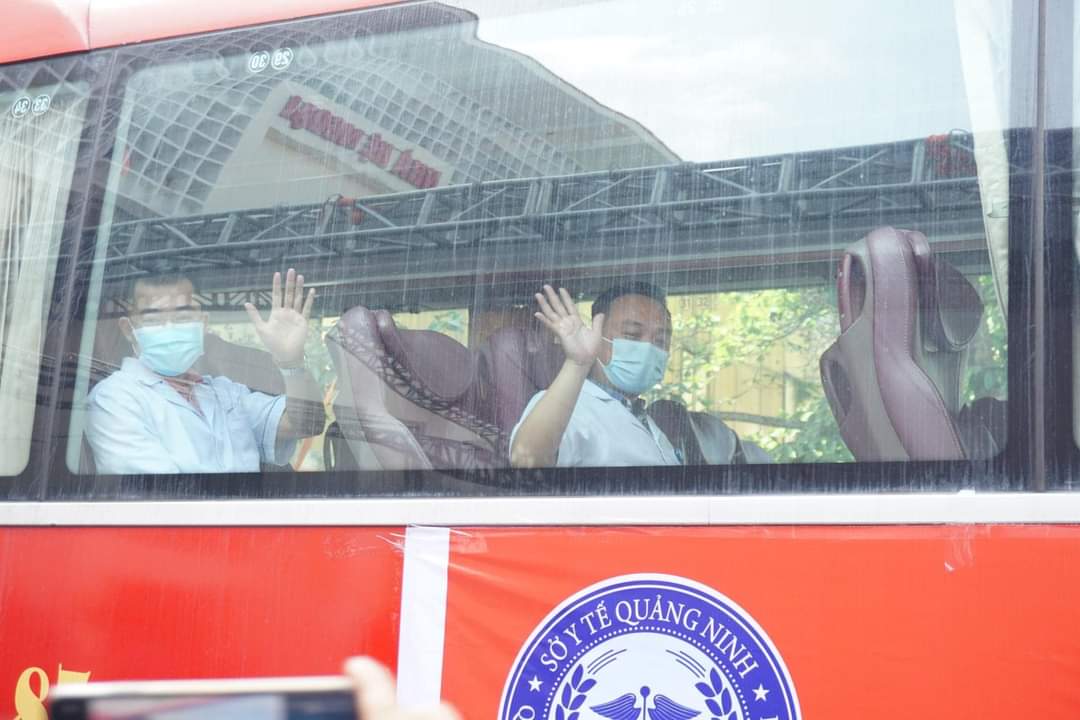 Các y bác sĩ, nhân viên y tế tỉnh Quảng Ninh lên đường làm nhiệm vụ hỗ trợ tỉnh Bắc Giang phòng, chống dịch Covid-19.