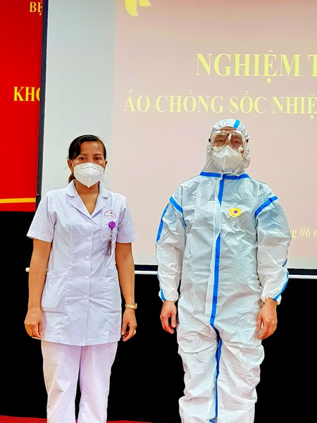 Thiếu tướng Phạm Bá Tuyến, Giám đốc Bệnh viện Y học cổ truyền Bộ Công an, người trực tiếp trải nghiệm sản phẩm mới