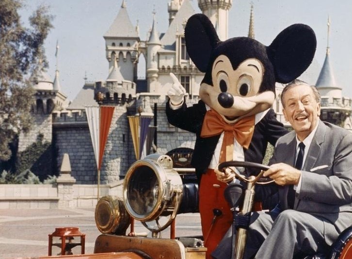 Chủ nhân Walt Disney trong tấm ảnh chụp cùng chuột Mickey tại Disneyland. Nguồn ảnh: Internet