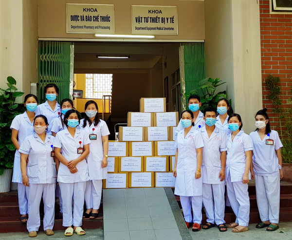 Các bác sĩ bệnh viện Y học cổ truyền Bộ Công an cùng số thuốc đông y tặng bệnh viện Y học cổ truyền tỉnh Bắc Giang