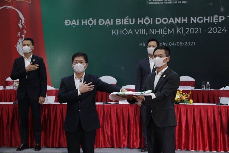 Lễ chuyển giao nhiệm vụ Chủ tịch Hanoiba từ ông Lê Phụng Thắng (phải) cho ông Trần Đăng Nam (trái)