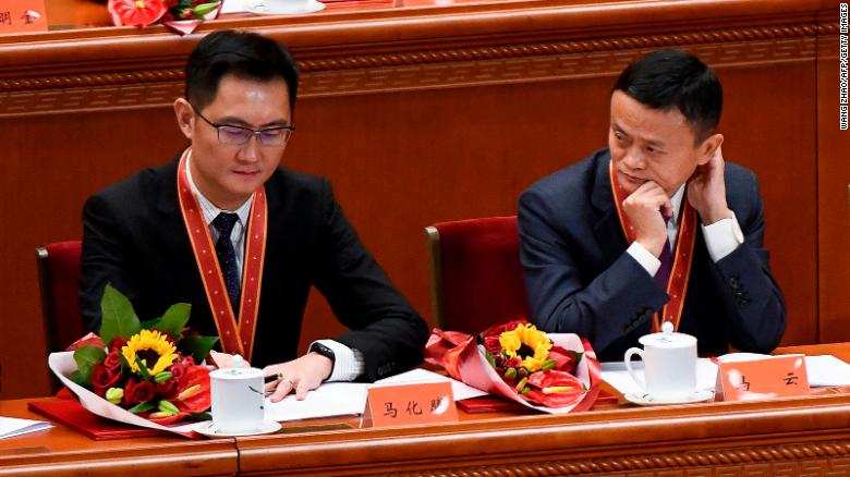 Người đồng sáng lập Alibaba Jack Ma nhìn CEO Pony Ma của Tencent Holdings trong buổi gặp mặt kỷ niệm 40 năm chính sách 