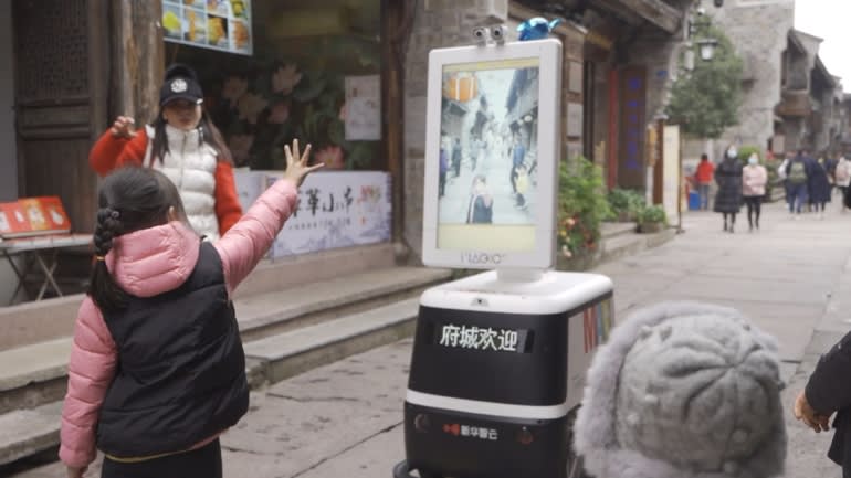 Robot của Tân Hoa Xã Zhiyun, được nhìn thấy ở đây ở thành phố lịch sử phía đông Lâm Hải, tạo ra các video clip lưu niệm có thể tải xuống đưa người dùng vào một khung cảnh đáng nhớ. (Tân Hoa Xã Zhiyun được phép)