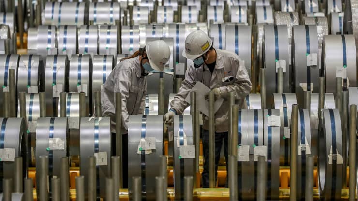 Công nhân kiểm tra các cuộn nhôm tấm tại một nhà máy ở Vũ Hán, Trung Quốc.