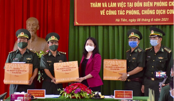 Phó Chủ tịch nước Võ Thị Ánh Xuân tặng quà cho các lực lượng phòng, chống dịch trên địa bàn thành phố Hà Tiên
