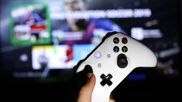 Một game thủ chơi tựa game bóng đá Pro Evolution Soccer 2019 trên bảng điều khiển Xbox.