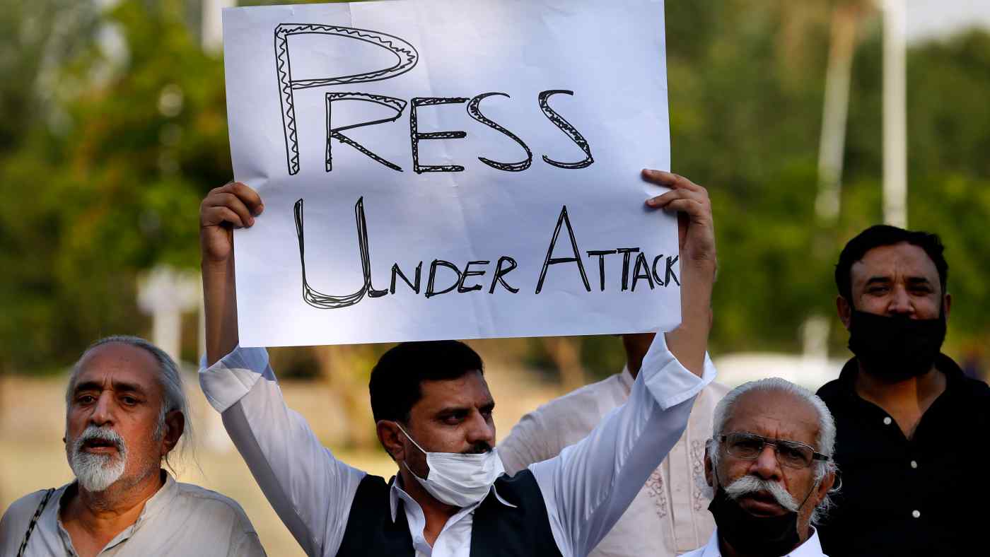 Các nhà báo và những người ủng hộ xã hội dân sự đã tổ chức một cuộc biểu tình ở Islamabad vào ngày 28 tháng 5 chống lại cơ quan quản lý truyền thông hợp nhất được đề xuất của chính phủ, mà họ cho rằng đe dọa nền đất thứ năm vốn đã yếu của Pakistan. © AP