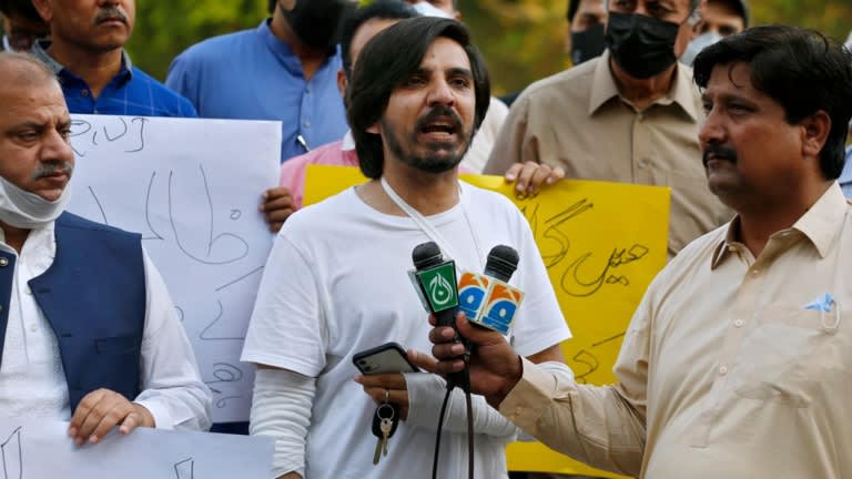 Nhà báo Asad Ali Toor đã lên tiếng về bạo lực chống lại nghề nghiệp của mình tại cuộc biểu tình ngày 28 tháng 5 ở Islamabad sau khi là nạn nhân gần đây của một vụ tấn công bởi ba người đàn ông không rõ danh tính. Có suy đoán rằng cuộc tấn công xuất phát từ các báo cáo của ông về quân đội hùng mạnh của Pakistan. © AP