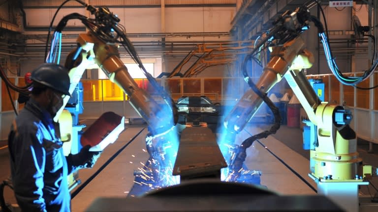 Một nhà máy sản xuất máy móc hạng nặng ở tỉnh Hà Bắc: Sản xuất bằng robot công nghiệp là một trong những lĩnh vực được chú trọng theo luật bảo mật dữ liệu mới. © Reuters