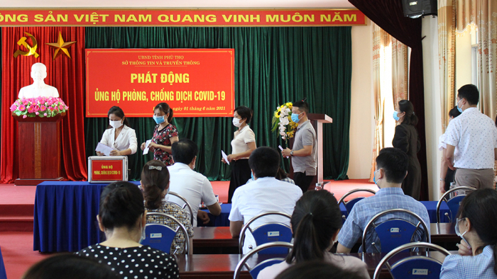 Cán bộ, công chức Sở Thông tin truyền thông Phú Thọ tham gia ủng hộ quỹ phòng chống dịch Covid-19