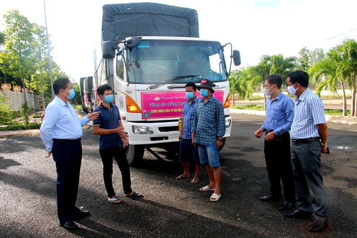 Đồng chí Lê Thành Công trao đổi với các tài xế vận chuyển hàng hoá