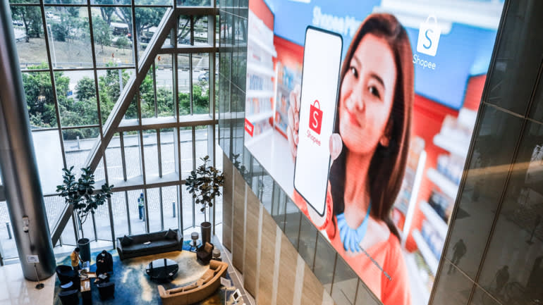 Một bức tường video hiển thị quảng cáo cho Shopee, chi nhánh thương mại điện tử của Sea Đông Nam Á, tại một tòa nhà văn phòng công ty ở Singapore. © Reuters