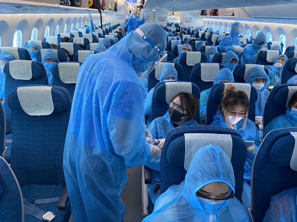 Trên các chuyến bay chở khách về Việt Nam, toàn bộ thành viên tổ bay đều được mặc đồ bảo hộ