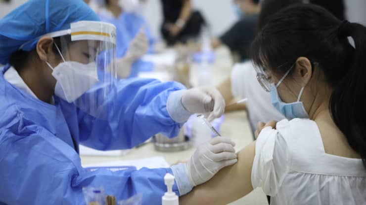 Một nhân viên y tế nhận vắc xin Covid-19 tại Bệnh viện trực thuộc đầu tiên của Đại học Tôn Trung Sơn vào ngày 7 tháng 4 năm 2021 ở Quảng Châu, tỉnh Quảng Đông, Trung Quốc.