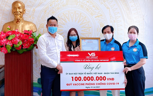 Đại diện Ban lãnh đạo VsetGroup trao tặng 100 triệu đồng cho Uỷ ban MTTQ quận Tân Bình