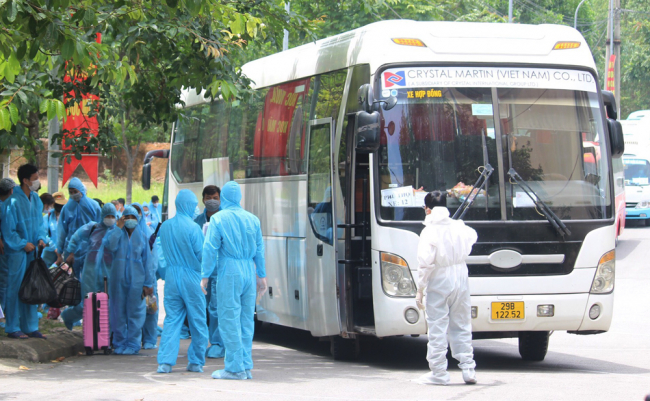 Đúng 10h 30 phút đoàn xe chở công nhân từ Bắc Giang dã về đến Phú Thọ