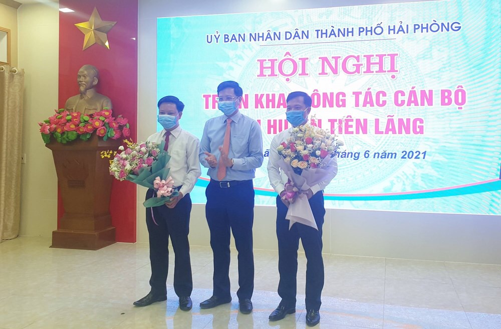 Ảnh Đồng chí Phó Chủ tịch Thường trực UBND thành phố tặng hoa, chúc mừng đồng chí Lương Văn Công và đồng chí Nguyễn Ngọc Huy