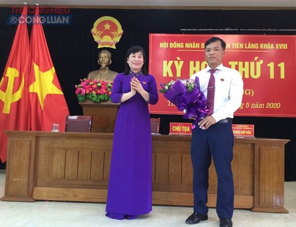 Tân Giám đốc Sở Tài Chính Hải Phòng Lương Văn Công nhận hoa chúc mừng