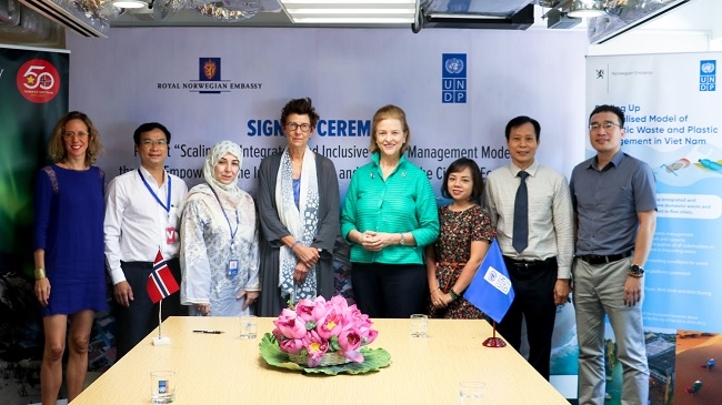 Lễ ký kết thoả thuận hợp tác dự án giữa UNDP và Đại sứ quán Na Uy tại Việt Nam. Ảnh: UNDP