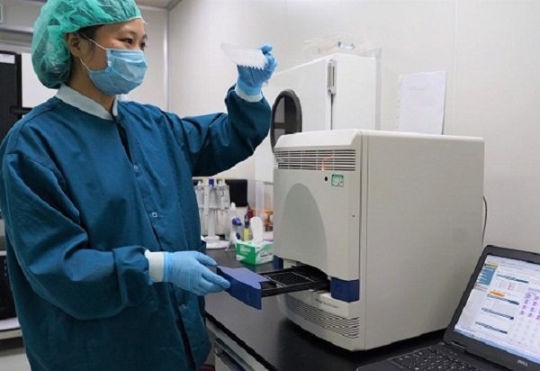 Vào tháng 7-2020, Viện nghiên cứu Tế bào gốc và Công nghệ gen Vinmec (thuộc Vingroup) đã phát triển thành công 2 bộ kit xét nghiệm virus SARS-CoV-2. Ảnh: ĐVCC