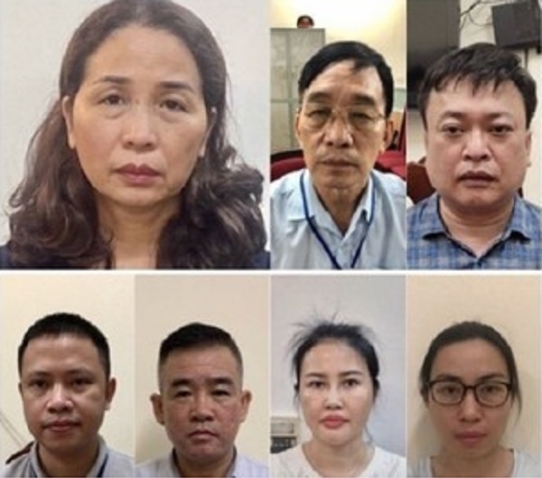 Bị can Vũ Liên Oanh, nguyên Giám đốc Sở Giáo dục và Đào tạo tỉnh Quảng Ninh (hàng đầu bên trên, từ trái qua) cùng các bị can bị bắt tạm giam