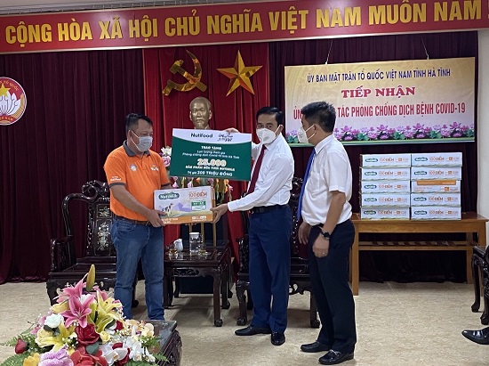 Đại diện Qũy Phát triển Tài năng Việt của Ông Bầu trao tặng 25.000 sản phẩm sữa tươi NutiMilk cho tỉnh Hà Tĩnh.