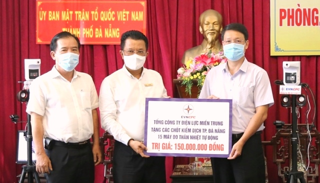 Tổng Giám đốc EVNCPC Ngô Tấn Cư trao tặng 15 máy đo thân nhiệt tự động cho Mặt trận Tổ quốc Đà Nẵng