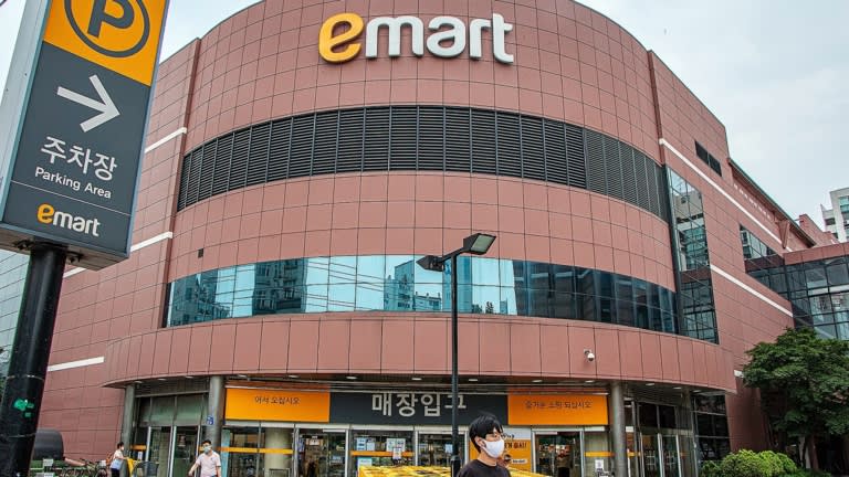 Emart, một công ty cốt lõi trong tập đoàn Shinsegae, vận hành các đại siêu thị truyền thống cùng với trung tâm mua sắm trực tuyến của mình. (Ảnh của Kotaro Hosokawa)