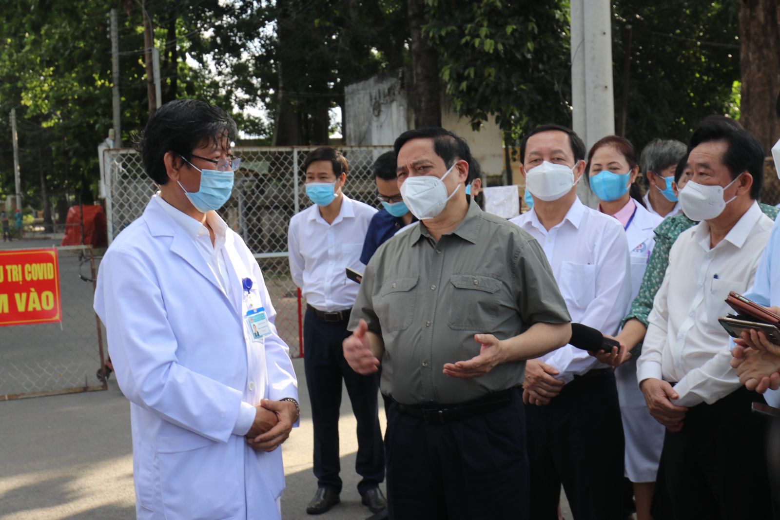Thủ tướng Chính phủ Phạm Minh Chính yêu cầu các điểm điều trị bệnh, các khu cách ly, phong toả phải tạo điều kiện tốt nhất cho người dân