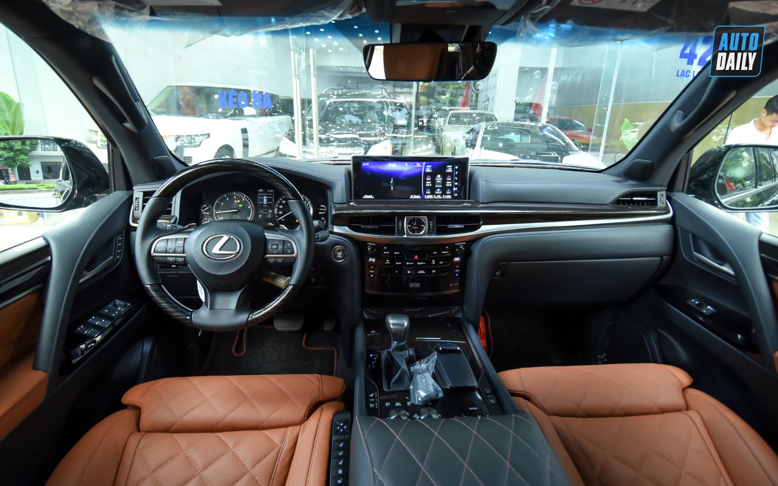 Không gian nội thất cực kỳ đẳng cấp của Lexus LX 570 phiên bản MBS
