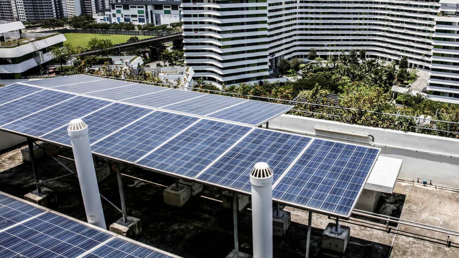 Các tấm pin mặt trời trên một khu nhà ở công cộng ở Singapore: Đầu tư vào hiệu quả năng lượng và năng lượng tái tạo được kỳ vọng sẽ thúc đẩy phát hành trái phiếu xanh. © Reuters