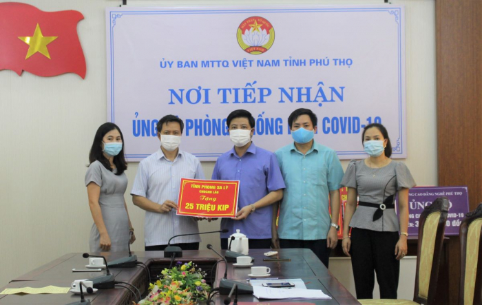 Đại diện tỉnh Phông Sa Lỳ trao tiền cho UBMTTQ tỉnh Phú Thọ