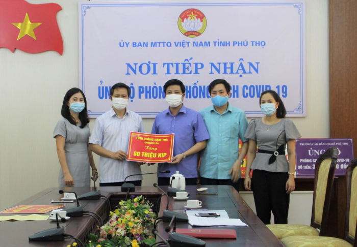 Đại diện tỉnh Luông Nậm Thà trao tiền cho UBMTTQ tỉnh Phú Thọ
