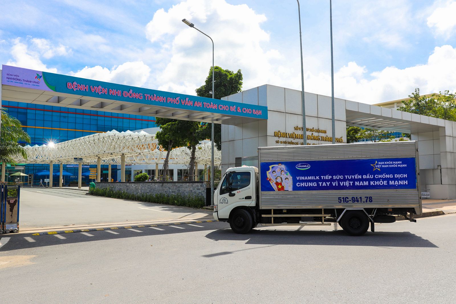 Các chuyến xe trong chiến dịch “Bạn khỏe mạnh, Việt Nam khỏe mạnh” đã bắt đầu hành trình mang theo sản phẩm, quà tặng đến các bác sĩ tuyến đầu