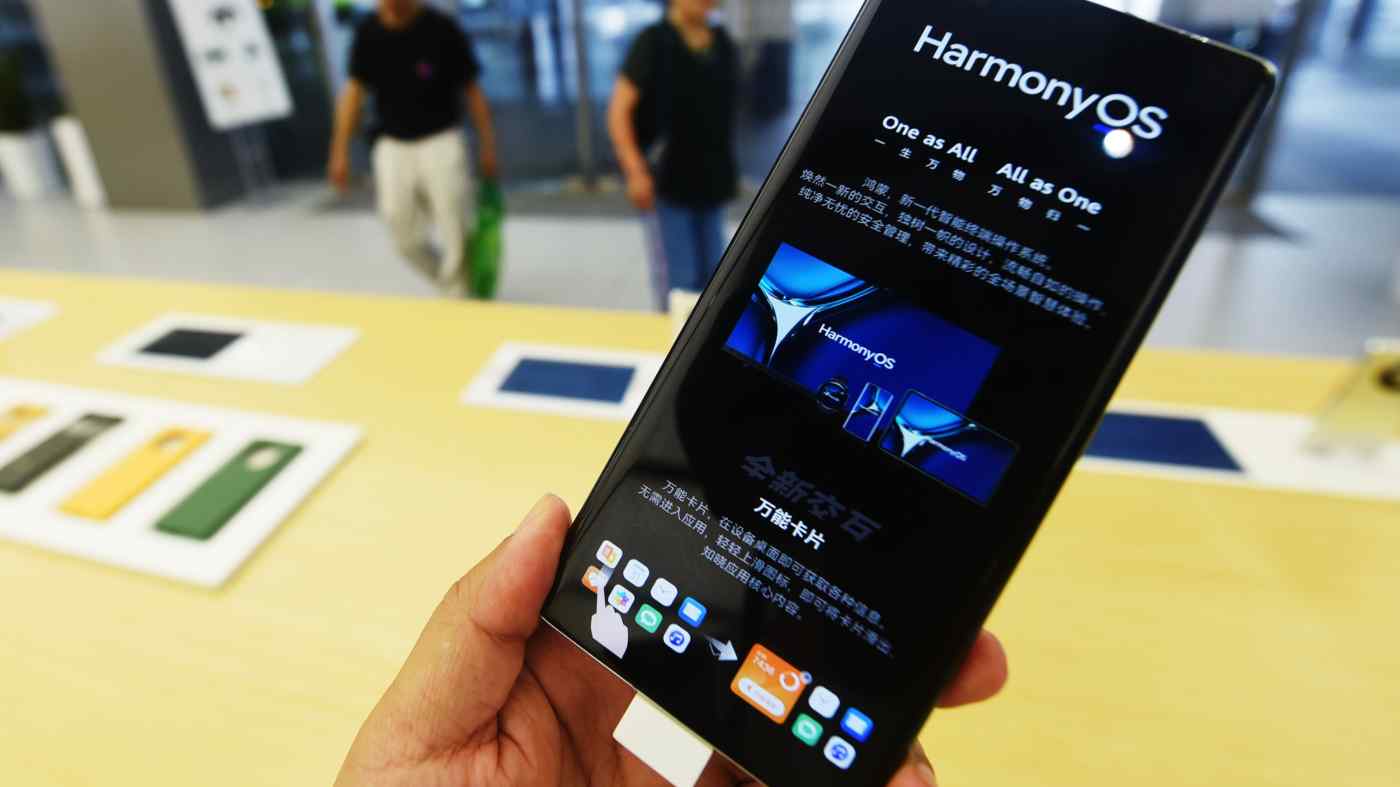 Huawei Mate 40 Pro được trưng bày tại một cửa hàng ở Hàng Châu vào ngày 18 tháng 6: Các lô hàng điện thoại thông minh của gã khổng lồ viễn thông Trung Quốc có thể giảm tới 60% trong năm nay. © VCG / Getty Images