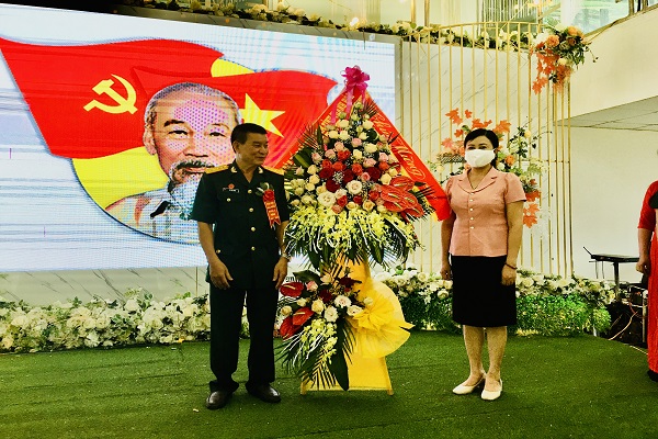 Đồng chí Đỗ Đức Ngọ Chủ tịch Hội Doanh nghiệp Thương binh và Người khuyết tật tỉnh Thanh Hóa nhận hoa chúc mừng của đại biểu