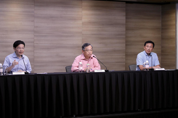 Từ trái sang: Bộ trưởng Tài chính Lawrence Wong, Bộ trưởng Thương mại và công nghiệp Gan Kim Yong, Bộ trưởng Y tế Ong Ye Kung của Singapore - Ảnh: STRAITS TIMES/MCI.