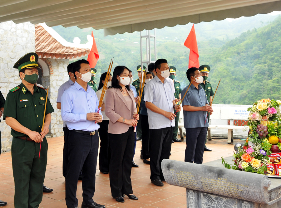 Phó Chủ tịch nước Võ Thị Ánh Xuân và các đồng chí lãnh đạo tỉnh dâng hương viếng Anh hùng liệt sỹ tại Đài hương 468