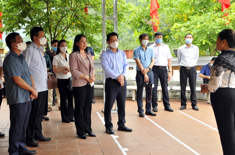 Đồng chí Võ Thị Ánh Xuân và các đồng chí lãnh đạo tỉnh nghe giới thiệu về các di tích mặt trận Vị Xuyên