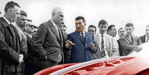Nhà sáng lập Ferruccio Lamborghini (đứng giữa, áo xanh thẫm) sinh ra trong một gia đình trồng nho. Ảnh: Lamborghini